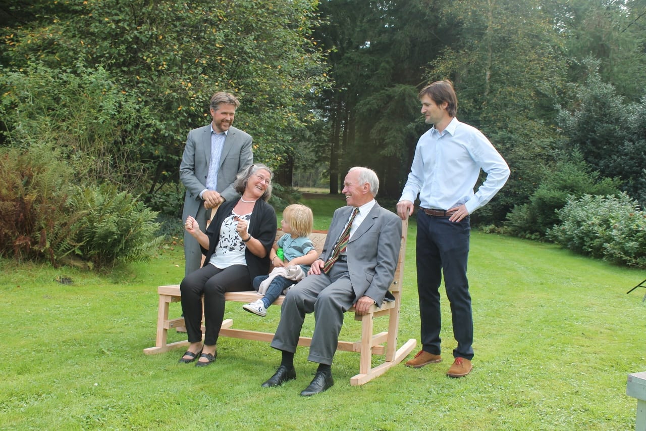 Dolf en Annetje krijgen een schommelbank kado met de titel "Afstandskijker"