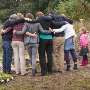 Familie bij natuurbegraafplaats