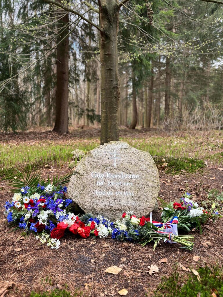 Herdenking Franse parachutist op Landgoed Heidehof